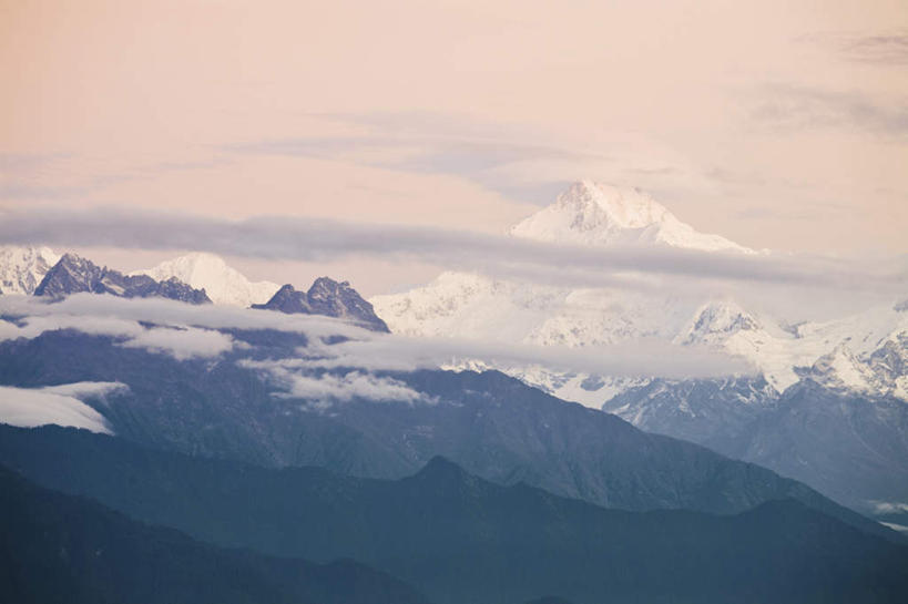 无人,横图,俯视,航拍,室外,白天,旅游,度假,石头,美景,森林,山,树林,雪,雪山,植物,大雪,印度,亚洲,阴影,光线,石子,影子,冰,积雪,景观,山顶,山峰,雪景,云,云朵,冬季,冬天,山峦,云彩,娱乐,树,树木,蓝色,绿色,白云,蓝天,天空,阳光,自然,天,享受,休闲,景色,放松,寒冷,生长,晴朗,成长,冰冷,鸟瞰,自然风光,南亚,印度共和国,严寒,冰凉,酷寒,凛冽,凛凛,极冷,颠峰,极峰,锡金,锡金邦,石块,岩石,晴空,彩图,高角度拍摄