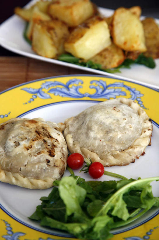 无人,竖图,俯视,室外,特写,白天,烹饪,西餐,餐桌,桌子,蔬菜,土豆,西红柿,餐具,朦胧,模糊,新鲜,碟子,盘,料理,食品,菜肴,美食,食物,两个,红色,盘子,碟,西式,佳肴,有机食品,绿色食品,餐台,卷饼,馍馍蛋,樱桃番茄,洋芋,圣女果,山药蛋,马铃薯,番茄,彩图,高角度拍摄