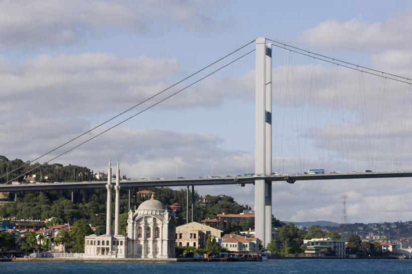 无人,家,教堂,横图,室外,白天,正面,旅游,度假,草地,草坪,海浪,海洋,美景,沙滩,山,山脉,植物,城市风光,城市,大桥,立交桥,轮船,桥梁,船,汽车,欧洲,土耳其,亚洲,阴影,节日,光线,沙子,影子,房屋,屋子,海岸,景观,浪花,山峰,云,云朵,高架,斜拉桥,沙地,山峦,云彩,文化,娱乐,跨海大桥,楼房,住宅,车,草,树,树木,蓝色,绿色,白云,蓝天,天空,阳光,自然,海水,交通工具,轿车,群山,天,祈祷,享受,休闲,健康,旅游胜地,景色,放松,许愿,宗教,信仰,生长,晴朗,成长,纪念,祈求,基督教,天主教,载具,西亚,海景,信念,博斯普鲁斯海峡,伊斯坦布尔海峡,欧亚大桥,平安,大海,风浪,海,海水的波动,海滩,近岸浪,涌浪,晴空,彩图,房子,大教堂,礼拜堂,博斯普鲁斯海峡大桥,土耳其共和国