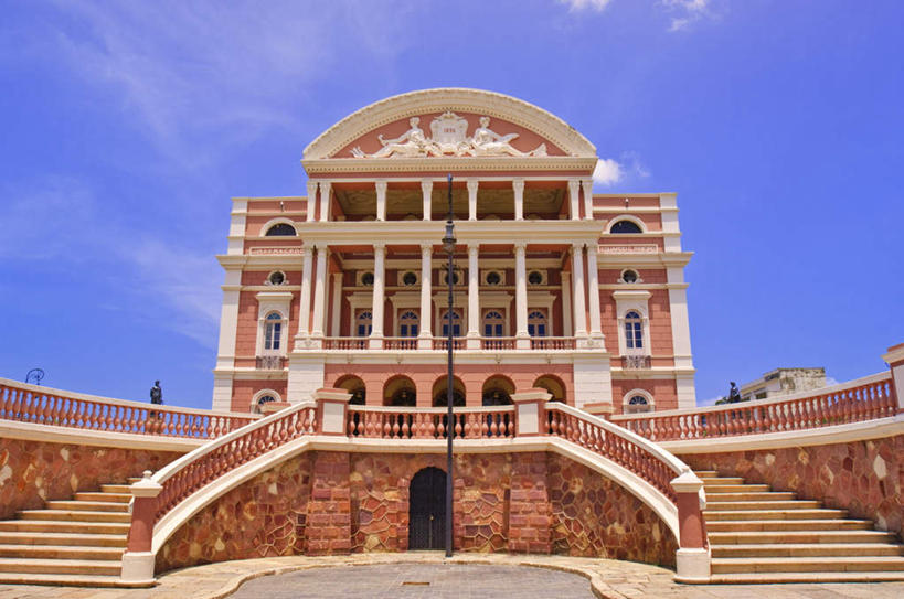 无人,栏杆,横图,室外,白天,仰视,旅游,度假,楼梯,标志建筑,地标,建筑,剧院,巴西,一排,阴影,整齐,光线,扶手,影子,柱子,阶梯,云,云朵,拱门,云彩,娱乐,建设,护栏,台阶,排列,蓝色,白云,蓝天,天空,阳光,天,享受,休闲,旅游胜地,南美,放松,晴朗,南美洲,拉丁美洲,队列,美洲,巴西联邦共和国,首府,亚美利加洲,南亚美利加洲,马瑙斯,亚马孙,亚马孙州,晴空,彩图,低角度拍摄,剧场