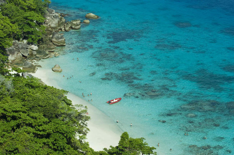 无人,横图,俯视,航拍,室外,白天,旅游,度假,海浪,海洋,美景,沙滩,树林,植物,船,泰国,亚洲,一艘,停靠,沙子,海岸,景观,浪花,木船,沙地,娱乐,树,树木,绿色,自然,海水,交通工具,享受,休闲,景色,放松,东南亚,生长,成长,舟,鸟瞰,停泊,自然风光,载具,海景,泰王国,大海,风浪,海,海水的波动,海滩,近岸浪,涌浪,彩图,高角度拍摄,斯米兰群岛