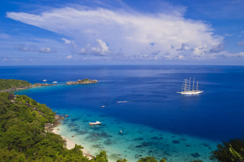 帆船,无人,横图,俯视,室外,白天,旅游,度假,海浪,海洋,美景,沙滩,植物,船,泰国,亚洲,一艘,阴影,光线,沙子,影子,海岸,景观,浪花,云,云朵,沙地,云彩,娱乐,树,树木,蓝色,绿色,白云,蓝天,天空,阳光,自然,海水,交通工具,天,享受,休闲,景色,放松,东南亚,生长,晴朗,成长,自然风光,载具,海景,泰王国,大海,风浪,海,海水的波动,海滩,近岸浪,涌浪,晴空,彩图,高角度拍摄,斯米兰群岛