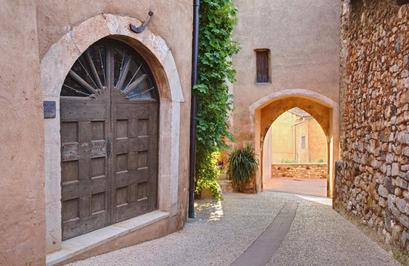 无人,家,竖图,俯视,室外,白天,度假,美景,植物,门,城市风光,城市,法国,欧洲,阴影,光线,影子,房屋,墙,屋子,景观,拱门,小巷,娱乐,楼房,墙壁,墙面,住宅,树,树木,绿色,阳光,自然,门框,享受,休闲,景色,放松,生长,成长,普罗旺斯,法兰西共和国,法兰西第五共和国,普罗旺斯省,冷巷,彩图,高角度拍摄,房子