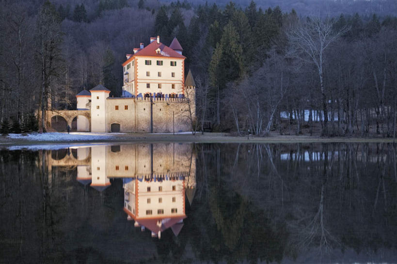 无人,竖图,室外,白天,正面,旅游,度假,湖,湖泊,山,山脉,水,植物,标志建筑,地标,建筑,欧洲,斯洛文尼亚,阴影,波纹,古老,光线,影子,堡垒,城堡,湖面,山峰,水流,水面,涟漪,山峦,娱乐,建设,树,树木,绿色,倒影,水纹,阳光,自然,波浪,湖水,群山,享受,休闲,旅游胜地,放松,生长,成长,倒映,要塞,中欧,水晕,斯洛文尼亚共和国,陈腐,反照,设防,彩图