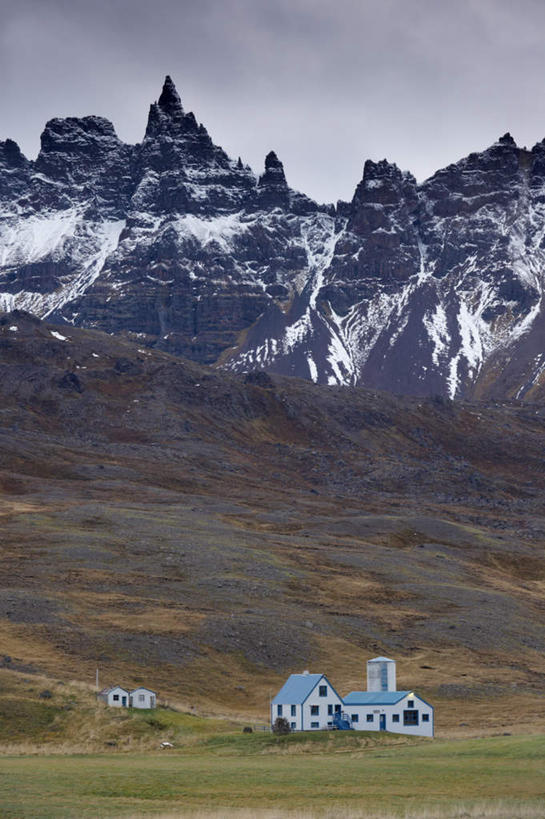 无人,家,竖图,室外,白天,正面,旅游,度假,石头,美景,山,雪,雪山,植物,大雪,别墅,欧洲,冰岛,阴影,枯萎,光线,石子,影子,房屋,屋子,冰,积雪,景观,山顶,山峰,雪景,云,云朵,冬季,冬天,公寓,枯草,山峦,云彩,娱乐,洋房,楼房,住宅,草,黄色,蓝色,白云,蓝天,天空,阳光,自然,天,享受,休闲,景色,放松,寒冷,晴朗,冰冷,自然风光,北欧,沉积岩,冰岛共和国,严寒,冰凉,酷寒,凛冽,凛凛,极冷,颠峰,极峰,阿库雷里,水成岩,石块,岩石,晴空,彩图,房子