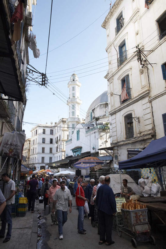 西方人,家,走,竖图,室外,白天,仰视,度假,美景,窗户,城市风光,城市,道路,路,欧洲,非洲,阿尔及尔,阿尔及利亚,黑人,欧洲人,一排,阴影,服装,环保,整齐,并列,并排,电力,光线,蛋格,电线,线,影子,房屋,墙,屋子,景观,公寓,小路,电能,交通,首都,许多人,线路,注视,休闲装,娱乐,洋房,楼房,玻璃窗,墙壁,墙面,住宅,排列,衣服,蓝色,蓝天,天空,阳光,天,观察,看,一群人,享受,休闲,休闲服,景色,放松,服饰,能源,晴朗,观看,电,电源,电源线,回收,资源,察看,队列,关注,能量,平行,利用,低碳,鸡蛋盒,循环,万里无云,鸡蛋格,蛋托,蛋盒,阿非利加洲,持续,阿尔及利亚民主人民共和国,男人,男性,年轻男性,年轻女性,女人,女性,非洲人,晴空,晴空万里,步行,散步,走路,彩图,低角度拍摄,全身,房子