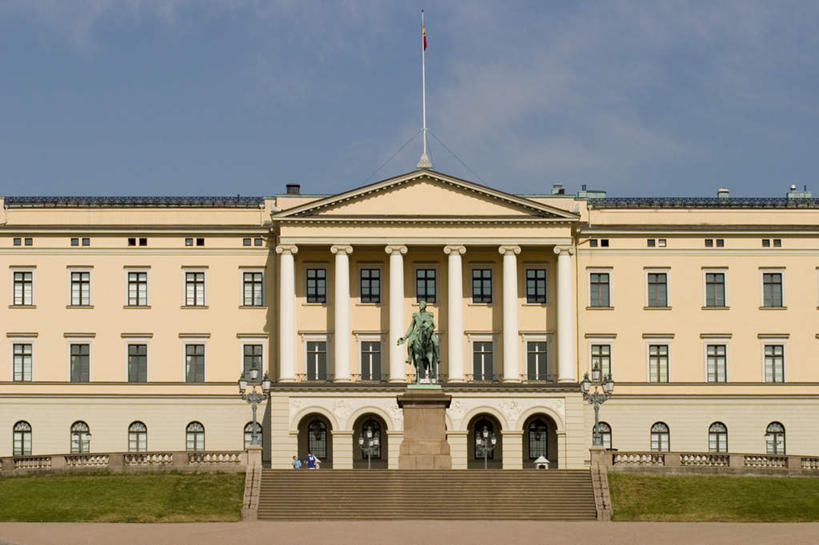 无人,高楼大厦,栏杆,横图,室外,白天,仰视,旅游,度假,草地,草坪,植物,窗户,楼梯,标志建筑,大厦,地标,建筑,旗帜,雕塑,挪威,欧洲,一排,阴影,艺术,整齐,装饰,光线,雕刻,雕像,扶手,影子,阶梯,云,云朵,首都,云彩,娱乐,旗子,建设,护栏,玻璃窗,台阶,草,排列,一个,蓝色,绿色,白云,蓝天,天空,阳光,工艺品,楼宇,天,享受,休闲,旅游胜地,放松,晴朗,单个,纪念,美术,斯堪的纳维亚,队列,北欧,斯堪的纳维亚半岛,主题,陈列,奥斯陆,功能,美学,旌旗,旗号,挪威王国,晴空,彩图,低角度拍摄,大楼,高层建筑,高楼