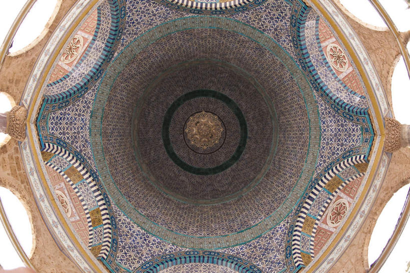 无人,寺庙,横图,室内,白天,仰视,旅游,度假,名胜古迹,标志建筑,地标,建筑,照明,巴勒斯坦,亚洲,阴影,节日,遗迹,装饰,光线,影子,屋顶,灯光,首都,燃烧,顶棚,古迹,文化,文物,娱乐,建设,古建筑,吊灯,灯,一个,阳光,香火,灯具,庙宇,祈祷,享受,休闲,健康,旅游胜地,放松,许愿,宗教,信仰,单个,纪念,华丽,修饰,祈求,照亮,点缀,照明设备,西亚,古文明,衬托,美观,雅致,雅观,巴勒斯坦国,耶路撒冷,岩石清真寺,圆顶清真寺,平安,彩图,低角度拍摄,庙,寺