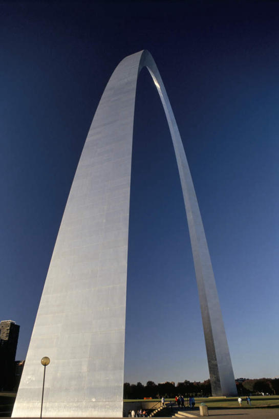 西方人,三个人,伙伴,朋友,走,竖图,室外,白天,仰视,旅游,度假,友谊,植物,标志建筑,城市,地标,建筑,路灯,金属制品,照明,欧洲,美国,欧洲人,阴影,服装,高大,光线,金属,影子,拱门,灯光,宏伟,休闲装,娱乐,建设,灯,树,树木,衣服,蓝色,绿色,蓝天,天空,阳光,自然,天,享受,休闲,休闲服,旅游胜地,放松,服饰,生长,晴朗,成长,照亮,北美,北美洲,照明设备,美洲,万里无云,北亚美利加洲,亚美利加洲,密苏里,密苏里州,索证之州,圣路易斯,圣卢易斯,圣路易士,盖特威拱门,萨尔南拱门,圣路易弧形拱门,圣路易斯拱门,西进之门,高峻,嵬峨,友情,男人,男性,中年男性,白种人,晴空,晴空万里,步行,散步,走路,彩图,低角度拍摄,全身