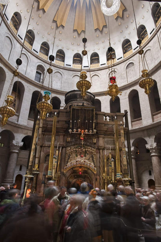 西方人,教堂,站,竖图,室内,白天,仰视,旅游,度假,名胜古迹,天花板,标志建筑,地标,建筑,欧洲,巴勒斯坦,欧洲人,亚洲,一排,服装,节日,遗迹,整齐,并列,并排,十字架,香炉,墙,屋顶,拱门,首都,许多人,顶棚,注视,休闲装,古迹,文化,文物,娱乐,建设,古建筑,墙壁,墙面,排列,衣服,观察,看,祈祷,站着,一群人,享受,休闲,健康,休闲服,旅游胜地,放松,许愿,宗教,服饰,信仰,观看,纪念,祈求,祭奠,祭祀,察看,队列,关注,西亚,祭坛,平行,信念,古文明,圣墓教堂,敬拜,巴勒斯坦国,耶路撒冷,复活大堂,平安,男人,男性,女人,女性,中年男性,中年女性,白种人,站立,半身,彩图,低角度拍摄,大教堂,礼拜堂