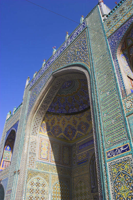 无人,竖图,室外,白天,仰视,旅游,度假,门,标志建筑,地标,建筑,阿富汗,亚洲,阴影,节日,光线,瓷砖,影子,墙,屋顶,拱门,顶棚,文化,娱乐,建设,墙壁,墙面,蓝色,蓝天,天空,阳光,门框,天,祈祷,享受,休闲,健康,旅游胜地,放松,许愿,宗教,信仰,晴朗,纪念,祈求,神殿,西亚,万里无云,阿富汗伊斯兰国,马扎里沙里夫,巴尔赫,巴尔赫省,平安,晴空,晴空万里,彩图,低角度拍摄