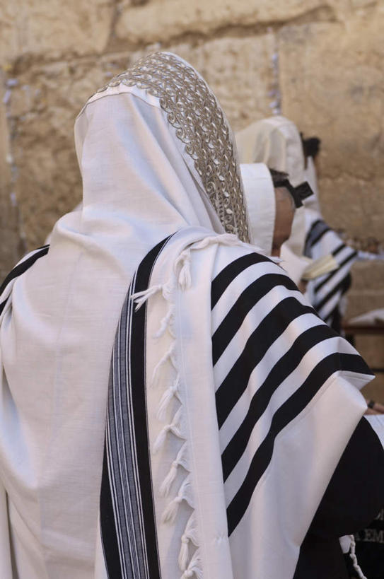 三个人,站,竖图,室外,白天,侧面,旅游,度假,名胜古迹,标志建筑,地标,建筑,书籍,巴勒斯坦,亚洲,握,阴影,服装,遗迹,光线,头巾,影子,墙,首都,拿,拿着,注视,休闲装,古迹,文物,娱乐,建设,古建筑,墙壁,墙面,衣服,阳光,观察,看,站着,享受,休闲,休闲服,旅游胜地,放松,握着,宗教,服饰,信仰,观看,察看,关注,西亚,哭墙,信念,古文明,犹太教,巴勒斯坦国,叹息墙,耶路撒冷,西墙,男人,男性,中年男性,阿拉伯人,白种人,亚洲人,书,图书,站立,半身,彩图