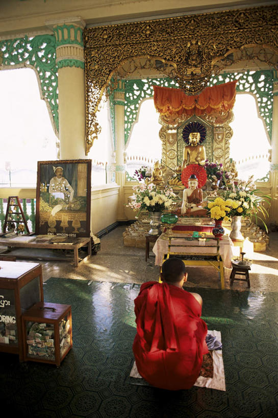 东方人,一个人,和尚,寺庙,坐,盘腿,竖图,室内,白天,旅游,度假,标志建筑,地标,建筑,花瓶,雕塑,缅甸,亚洲,仅一个男性,仅一个人,仅一个中年男性,跪拜,阴影,服装,节日,艺术,装饰,盛开,光线,瓷砖,地砖,雕刻,雕像,香炉,影子,柱子,陶瓷,墙,陶瓷制品,地面,燃烧,花蕾,注视,黄种人,文化,娱乐,建设,墙壁,墙面,花,花瓣,花朵,鲜花,膜拜,背面,衣服,阳光,瓶子,容器,香火,箱子,工艺品,庙宇,花苞,花蕊,观察,看,祈祷,享受,休闲,健康,旅游胜地,放松,许愿,宗教,服饰,东南亚,信仰,观看,纪念,储藏,祈求,美术,祭奠,祭祀,察看,衣着,储存,穿着,关注,主题,祭坛,僧服,陈列,缅甸联邦,功能,美学,衣饰,敬拜,曼德勒省,平安,男人,男性,中年男性,亚洲人,比丘,高僧,僧,僧侣,僧人,沙弥,修行僧,盘腿而坐,盘膝,盘着腿的,盘着腿坐,双腿交叉,坐着,彩图,全身,庙,寺,贮存