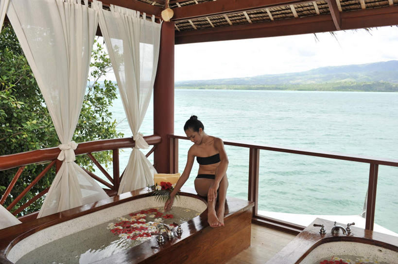 东方人,一个人,栏杆,坐,横图,俯视,室外,白天,泳装,比基尼,旅游,度假,岛屿,海浪,海洋,美景,植物,菲律宾,亚洲,仅一个女性,仅一个人,阴影,盛开,光线,影子,岛,景观,浪花,围栏,花蕾,注视,黄种人,娱乐,护栏,花,花瓣,花朵,鲜花,树,树木,蓝色,绿色,蓝天,天空,阳光,自然,海水,浴缸,天,花苞,花蕊,观察,看,仅一个中年女性,享受,休闲,景色,放松,东南亚,生长,晴朗,成长,观看,察看,关注,自然风光,卫浴设备,海景,万里无云,菲律宾共和国,宿务,宿务岛,米沙鄢,米沙鄢群岛,水管装置,女人,女性,中年女性,亚洲人,大海,风浪,海,海水的波动,近岸浪,列岛,群岛,涌浪,诸岛,晴空,晴空万里,坐着,彩图,高角度拍摄,全身,三点式,泳衣