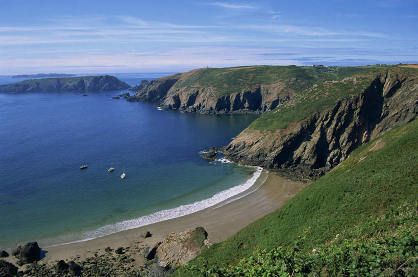 无人,横图,俯视,航拍,室外,白天,旅游,度假,草地,草坪,岛屿,海浪,海洋,石头,美景,沙滩,植物,英国,欧洲,阴影,光线,沙子,石子,影子,岛,海岸,景观,浪花,云,云朵,沙地,云彩,娱乐,草,树,树木,蓝色,绿色,白云,蓝天,天空,阳光,自然,海水,天,享受,休闲,景色,放松,生长,晴朗,成长,西欧,鸟瞰,自然风光,大不列颠,海景,大不列颠及北爱尔兰联合王国,大不列颠联合王国,日不落英帝国,海峡群岛,诺曼底群岛,大海,风浪,海,海水的波动,海滩,近岸浪,列岛,群岛,石块,岩石,涌浪,诸岛,晴空,彩图,高角度拍摄