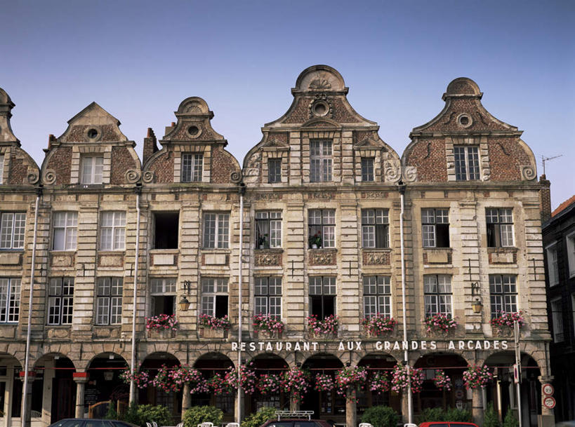 无人,家,横图,室外,白天,仰视,度假,美景,窗户,城市风光,城市,法国,欧洲,一排,阴影,整齐,盛开,光线,英文,标志,文字,影子,字符,字母,百叶窗,房屋,屋子,景观,拱门,花蕾,娱乐,标识,楼房,住宅,花,花瓣,花朵,鲜花,排列,蓝色,蓝天,天空,阳光,天,花苞,花蕊,享受,休闲,景色,放松,晴朗,英文字母,队列,万里无云,法兰西共和国,法兰西第五共和国,北部.加来海峡大区,晴空,晴空万里,彩图,低角度拍摄,房子