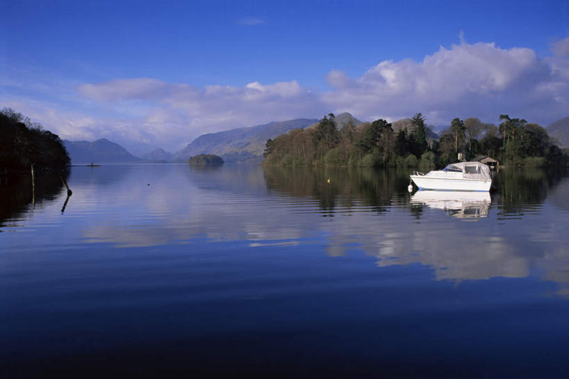 无人,公园,横图,室外,白天,正面,旅游,度假,湖,湖泊,美景,水,植物,轮船,船,英国,欧洲,一艘,阴影,波纹,光线,影子,湖面,景观,水流,水面,云,云朵,涟漪,云彩,娱乐,英格兰,树,树木,蓝色,绿色,白云,倒影,蓝天,水纹,天空,阳光,自然,交通工具,波浪,湖水,天,享受,休闲,景色,放松,生长,晴朗,成长,倒映,国家公园,西欧,自然风光,载具,大不列颠,大不列颠及北爱尔兰联合王国,水晕,大不列颠联合王国,日不落英帝国,反照,英吉利,坎布里亚,坎布里亚郡,德文特湖,湖区国家公园,英国湖区国家公园,晴空,彩图