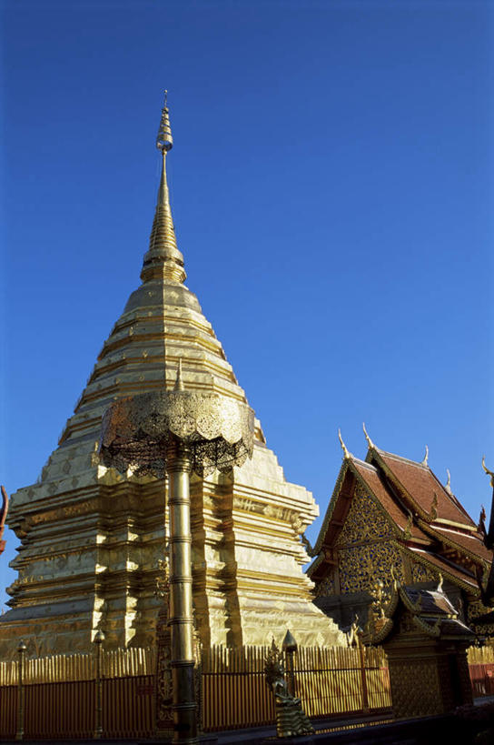 无人,寺庙,竖图,室外,白天,仰视,旅游,度假,名胜古迹,标志建筑,地标,建筑,泰国,亚洲,阴影,节日,遗迹,装饰,光线,瓷砖,地砖,影子,屋顶,地面,燃烧,顶棚,古迹,文化,文物,娱乐,建设,古建筑,蓝色,蓝天,天空,阳光,香火,庙宇,天,祈祷,享受,休闲,健康,金色,旅游胜地,放松,许愿,宗教,东南亚,信仰,晴朗,纪念,华丽,修饰,祈求,点缀,古文明,万里无云,泰王国,清迈府,素贴寺,衬托,美观,雅致,雅观,清迈省,平安,晴空,晴空万里,彩图,低角度拍摄,庙,寺