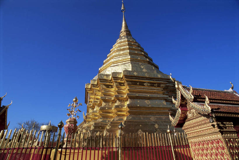 无人,寺庙,横图,室外,白天,仰视,旅游,度假,名胜古迹,标志建筑,地标,建筑,泰国,亚洲,阴影,节日,遗迹,装饰,光线,瓷砖,地砖,影子,屋顶,地面,燃烧,顶棚,古迹,文化,文物,娱乐,建设,古建筑,蓝色,蓝天,天空,阳光,香火,庙宇,天,祈祷,享受,休闲,健康,金色,旅游胜地,放松,许愿,宗教,东南亚,信仰,晴朗,纪念,华丽,修饰,祈求,点缀,古文明,万里无云,泰王国,清迈府,素贴寺,衬托,美观,雅致,雅观,清迈省,平安,晴空,晴空万里,彩图,低角度拍摄,庙,寺