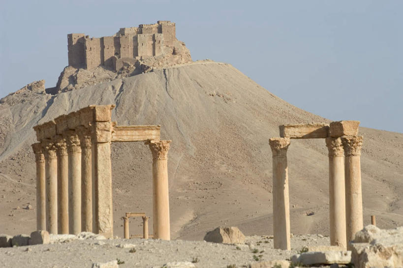 无人,横图,室外,白天,仰视,旅游,度假,石头,名胜古迹,山,山脉,标志建筑,地标,建筑,叙利亚,亚洲,一排,阴影,遗迹,整齐,光线,石子,影子,柱子,山峰,拱门,山峦,古迹,文物,娱乐,建设,古建筑,排列,蓝色,蓝天,天空,阳光,群山,天,享受,休闲,旅游胜地,放松,晴朗,队列,西亚,古文明,万里无云,阿拉伯叙利亚共和国,巴尔米拉,巴尔米拉古城,巴尔米拉遗址,石块,岩石,晴空,晴空万里,彩图,低角度拍摄