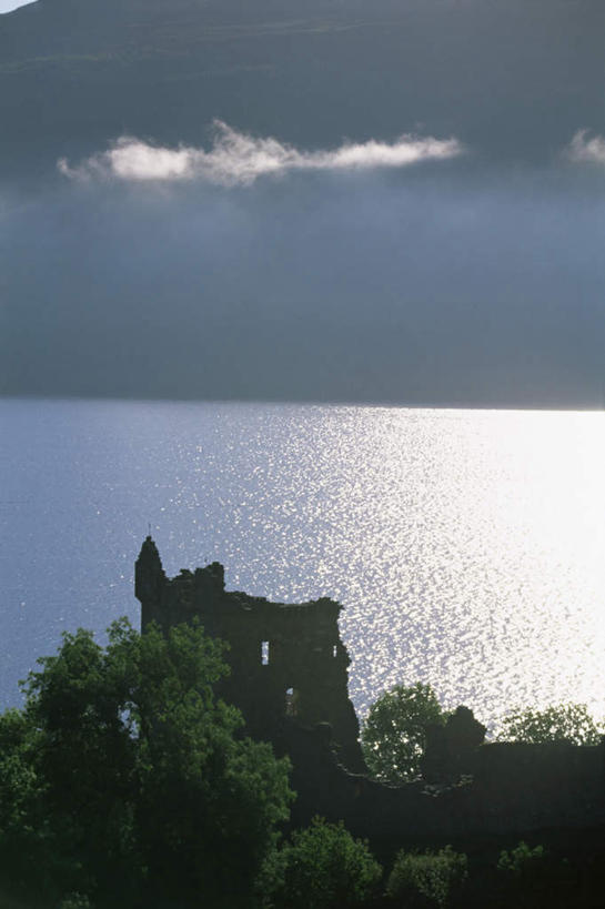 无人,竖图,俯视,室外,白天,旅游,度假,海浪,海洋,名胜古迹,树林,植物,窗户,标志建筑,地标,建筑,英国,欧洲,阴影,波纹,遗迹,光线,影子,堡垒,城堡,墙,屋顶,浪花,云,云朵,涟漪,云彩,顶棚,古迹,历史,文物,娱乐,建设,古建筑,苏格兰,厄克特城堡,玻璃窗,墙壁,墙面,树,树木,古代,蓝色,绿色,白云,倒影,蓝天,水纹,天空,阳光,自然,海水,波浪,天,享受,休闲,旅游胜地,放松,生长,晴朗,成长,倒映,西欧,要塞,大不列颠,海景,古文明,大不列颠及北爱尔兰联合王国,水晕,大不列颠联合王国,日不落英帝国,古远,苏格兰王国,反照,设防,内斯湖,尼斯湖,大海,风浪,海,海水的波动,近岸浪,涌浪,晴空,彩图,高角度拍摄