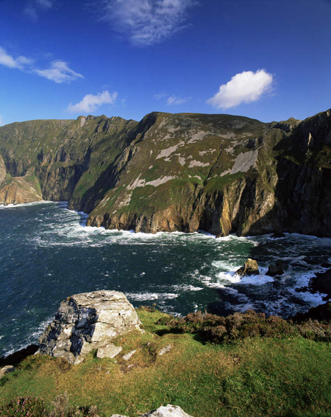 无人,竖图,俯视,室外,白天,旅游,度假,草地,草坪,海浪,海洋,礁石,石头,美景,山,山脉,植物,爱尔兰,欧洲,阴影,光线,石子,影子,景观,浪花,山峰,云,云朵,山峦,云彩,娱乐,草,蓝色,绿色,白云,蓝天,天空,阳光,自然,海水,群山,天,享受,休闲,景色,放松,晴朗,西欧,自然风光,海景,爱尔兰共和国,阿尔斯特,阿尔斯特省,阿洛斯特,大海,风浪,海,海水的波动,礁,近岸浪,石块,岩石,涌浪,晴空,彩图,高角度拍摄