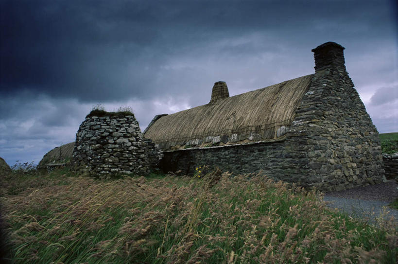无人,博物馆,横图,室外,白天,仰视,旅游,度假,草地,草坪,石头,植物,标志建筑,地标,建筑,英国,欧洲,一排,研究,整齐,石子,墙,乌云,云,阴天,云朵,教育,云彩,娱乐,建设,苏格兰,墙壁,墙面,草,排列,绿色,天空,天,享受,休闲,旅游胜地,放松,展览,昏暗,阴沉,西欧,队列,欣赏,大不列颠,陈列,大不列颠及北爱尔兰联合王国,大不列颠联合王国,日不落英帝国,苏格兰王国,典藏,设得兰,设得兰群岛,谢德兰群岛,谢特兰群岛,石块,岩石,彩图,低角度拍摄