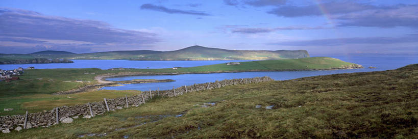 无人,横图,室外,白天,正面,旅游,度假,彩虹,草地,草坪,海浪,海洋,石头,美景,日落,沙滩,山,山脉,植物,英国,欧洲,一排,整齐,沙子,石子,墙,海岸,景观,浪花,山峰,晚霞,霞光,落日,沙地,山峦,娱乐,苏格兰,墙壁,墙面,草,排列,绿色,自然,海水,黄昏,群山,享受,休闲,景色,彩霞,放松,西欧,队列,自然风光,大不列颠,海景,大不列颠及北爱尔兰联合王国,首府,大不列颠联合王国,日不落英帝国,苏格兰王国,夕照,勒威克,梅恩兰岛,设得兰,设得兰群岛,谢德兰群岛,谢特兰群岛,大海,风浪,海,海水的波动,海滩,近岸浪,石块,岩石,涌浪,虹,虹桥,七彩虹,天虹,夕阳,彩图,斜阳