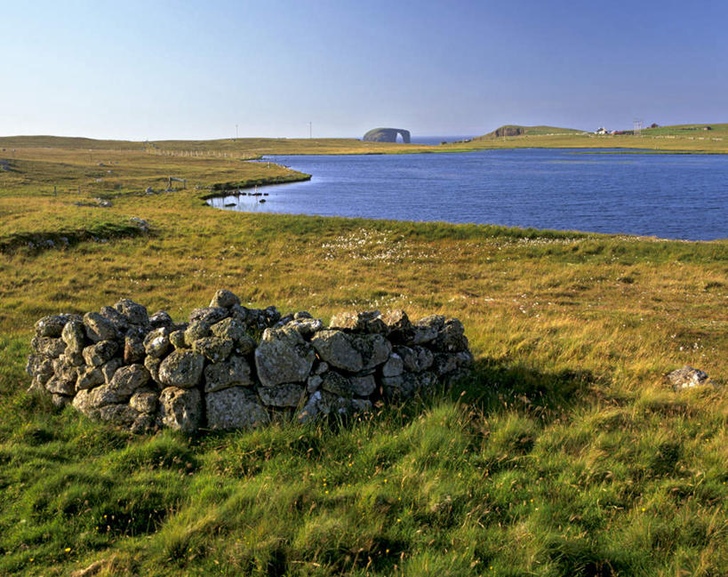 无人,横图,室外,白天,正面,旅游,度假,草地,草坪,河流,石头,美景,水,植物,英国,欧洲,阴影,光线,石子,影子,河水,景观,水流,娱乐,苏格兰,草,蓝色,绿色,倒影,蓝天,天空,阳光,自然,天,享受,休闲,景色,放松,晴朗,倒映,西欧,自然风光,大不列颠,大不列颠及北爱尔兰联合王国,万里无云,大不列颠联合王国,日不落英帝国,苏格兰王国,反照,设得兰,设得兰群岛,谢德兰群岛,谢特兰群岛,石块,岩石,晴空,晴空万里,彩图