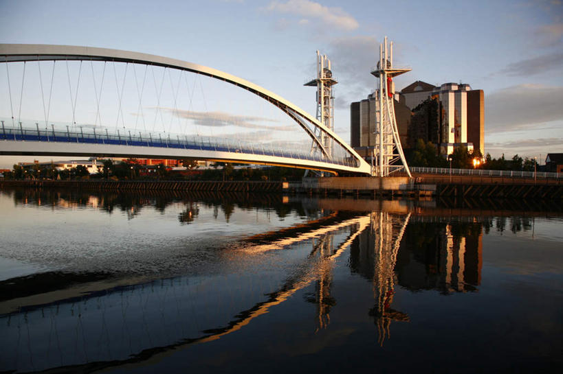 无人,高楼大厦,竖图,室外,白天,正面,度假,办公楼,湖,湖泊,美景,水,城市风光,城市,大桥,大厦,建筑,立交桥,摩天大楼,桥梁,写字楼,英国,欧洲,阴影,光线,影子,湖面,景观,水流,水面,云,云朵,高架,斜拉桥,桥,云彩,娱乐,英格兰,蓝色,白云,倒影,蓝天,天空,阳光,楼宇,湖水,天,享受,休闲,商务楼,景色,放松,晴朗,倒映,西欧,大不列颠,大不列颠及北爱尔兰联合王国,大不列颠联合王国,日不落英帝国,反照,英吉利,北方之都,仓库之城,曼彻斯特,棉都,索尔福德市,晴空,彩图,大楼,高层建筑,高楼,摩天楼