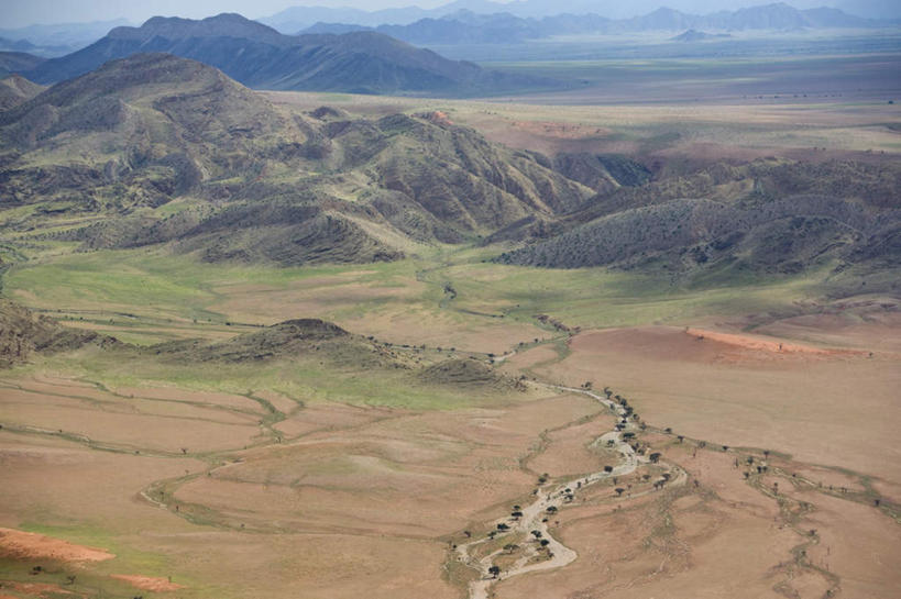 无人,公园,竖图,俯视,航拍,室外,白天,旅游,度假,草地,草坪,石头,美景,山,山脉,植物,博茨瓦纳,阴影,光线,石子,影子,景观,山顶,山峰,云,云朵,山峦,云彩,娱乐,草,蓝色,绿色,白云,蓝天,天空,阳光,自然,群山,天,享受,休闲,景色,放松,晴朗,国家公园,鸟瞰,自然风光,沉积岩,波札那,博茨瓦纳共和国,颠峰,极峰,乔贝国家公园,水成岩,石块,岩石,晴空,彩图,高角度拍摄