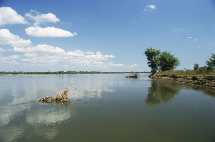 无人,横图,室外,白天,正面,旅游,度假,湖,湖泊,石头,美景,水,植物,非洲,津巴布韦,阴影,波纹,光线,石子,影子,湖面,景观,水流,水面,云,云朵,涟漪,云彩,娱乐,树,树木,蓝色,绿色,白云,倒影,蓝天,水纹,天空,阳光,自然,波浪,湖水,天,享受,休闲,景色,放松,生长,晴朗,成长,倒映,自然风光,水晕,阿非利加洲,津巴布韦共和国,辛巴威,反照,石块,岩石,晴空,彩图