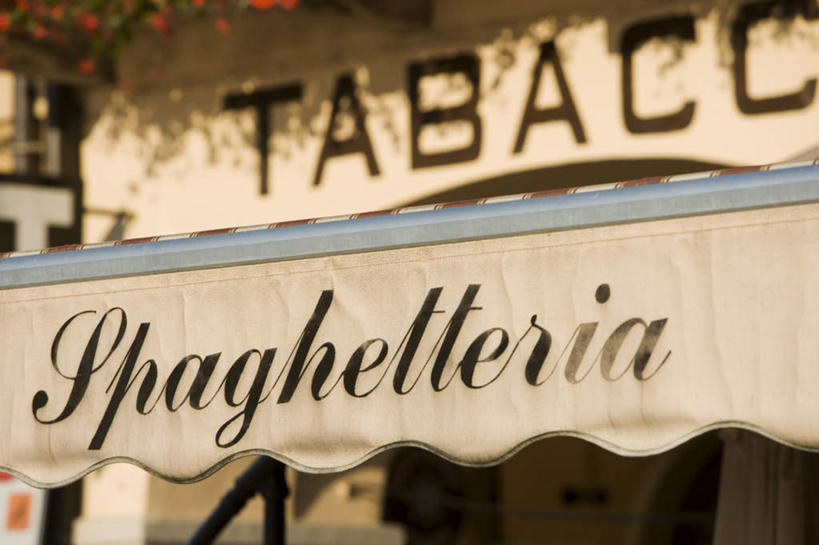 无人,餐厅,横图,室外,特写,白天,仰视,度假,美景,城市风光,城市,意大利,欧洲,阴影,朦胧,模糊,盛开,光线,英文,标志,文字,影子,字符,字母,景观,花蕾,娱乐,标识,花,花瓣,花朵,鲜花,阳光,花苞,花蕊,享受,休闲,景色,放松,英文字母,遮阳棚,南欧,意大利共和国,彩图,低角度拍摄,餐馆,饭店,饭馆