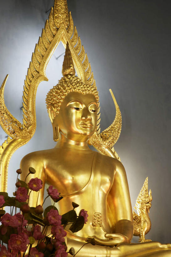 无人,寺庙,坐,盘腿,竖图,室外,特写,白天,仰视,旅游,度假,标志建筑,地标,建筑,雕塑,曼谷,泰国,亚洲,阴影,节日,朦胧,模糊,艺术,装饰,盛开,光线,雕刻,雕像,影子,首都,燃烧,花蕾,注视,文化,娱乐,建设,花,花瓣,花朵,鲜花,红色,香火,工艺品,庙宇,花苞,花蕊,观察,看,祈祷,享受,休闲,健康,金色,旅游胜地,放松,许愿,宗教,东南亚,信仰,观看,纪念,祈求,美术,察看,关注,主题,陈列,云石寺,大理石寺,泰王国,功能,美学,平安,盘腿而坐,盘膝,盘着腿的,盘着腿坐,双腿交叉,坐着,半身,彩图,低角度拍摄,庙,寺
