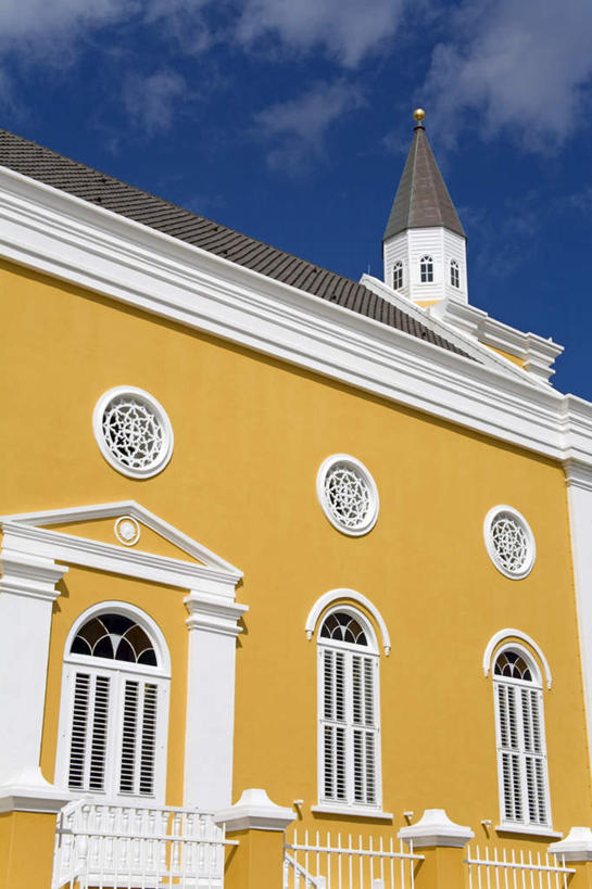 无人,寺庙,竖图,室外,白天,仰视,旅游,度假,窗户,门,标志建筑,地标,建筑,阴影,节日,光线,影子,墙,云,云朵,燃烧,云彩,文化,娱乐,建设,玻璃窗,墙壁,墙面,黄色,蓝色,白云,蓝天,天空,阳光,香火,门框,庙宇,天,祈祷,享受,休闲,健康,旅游胜地,南美,放松,许愿,宗教,信仰,晴朗,纪念,祈求,南美洲,西印度群岛,拉丁美洲,美洲,荷属安的列斯群岛,威廉斯塔德,亚美利加洲,南亚美利加洲,库拉索岛,平安,晴空,彩图,低角度拍摄,庙,寺