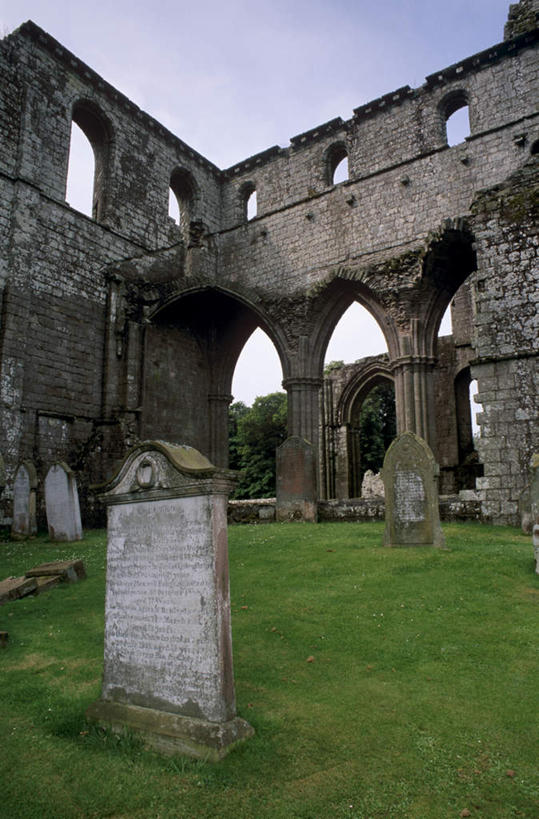 无人,竖图,室外,白天,仰视,旅游,度假,草地,草坪,名胜古迹,植物,标志建筑,地标,建筑,英国,欧洲,节日,朦胧,模糊,遗迹,乌云,云,阴天,云朵,云彩,古迹,文化,文物,娱乐,建设,古建筑,苏格兰,废墟,草,树,树木,绿色,天空,自然,天,祈祷,享受,休闲,健康,旅游胜地,放松,许愿,宗教,信仰,生长,成长,纪念,祈求,昏暗,基督教,阴沉,西欧,天主教,修道院,大不列颠,信念,古文明,大不列颠及北爱尔兰联合王国,大不列颠联合王国,日不落英帝国,苏格兰王国,神学院,修院,隐修院,丹弗里斯.加洛韦,邓弗里斯.加洛韦,平安,彩图,低角度拍摄