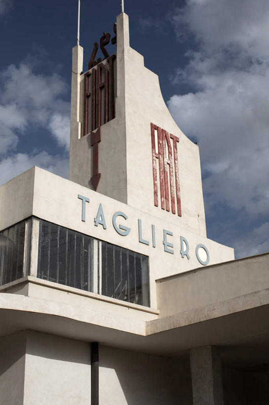 无人,高楼大厦,竖图,室外,白天,仰视,度假,美景,窗户,城市风光,城市,大厦,建筑,摩天大楼,指示牌,雕塑,非洲,厄立特里亚,阴影,艺术,装饰,光线,英文,标志,雕刻,雕像,文字,影子,字符,字母,墙,屋顶,景观,云,云朵,首都,云彩,顶棚,方向,娱乐,标识,玻璃窗,箭头,墙壁,墙面,蓝色,白云,蓝天,天空,阳光,工艺品,楼宇,天,享受,休闲,景色,放松,晴朗,纪念,英文字母,美术,指向,主题,陈列,功能,美学,簇,阿非利加洲,阿斯马拉,厄立特里亚国,晴空,彩图,低角度拍摄,大楼,高层建筑,高楼,摩天楼