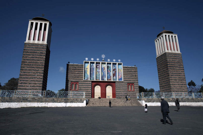 西方人,教堂,栏杆,走,横图,室外,白天,仰视,旅游,度假,草地,草坪,植物,窗户,楼梯,门,标志建筑,地标,建筑,欧洲,非洲,厄立特里亚,黑人,欧洲人,阴影,服装,节日,光线,影子,阶梯,墙,屋顶,围栏,首都,许多人,顶棚,注视,休闲装,文化,娱乐,建设,护栏,玻璃窗,墙壁,墙面,台阶,草,树,树木,衣服,蓝色,绿色,蓝天,天空,阳光,自然,门框,天,观察,看,祈祷,一群人,享受,休闲,健康,休闲服,旅游胜地,放松,许愿,宗教,服饰,信仰,生长,晴朗,成长,观看,纪念,祈求,察看,关注,信念,万里无云,阿非利加洲,阿斯马拉,厄立特里亚国,平安,男人,男性,女人,女性,中年男性,中年女性,非洲人,晴空,晴空万里,步行,散步,走路,彩图,低角度拍摄,全身,大教堂,礼拜堂