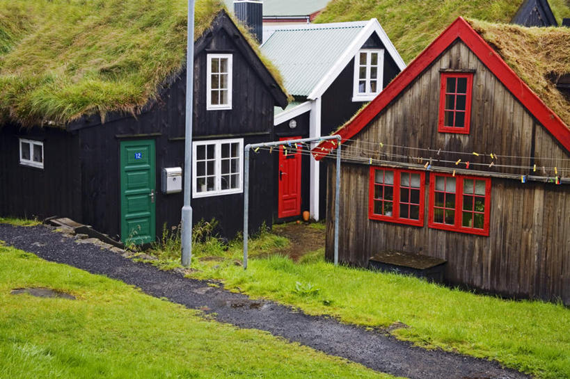 无人,家,木屋,横图,室外,白天,正面,度假,草地,草坪,美景,植物,窗户,城市风光,城市,丹麦,欧洲,阴影,光线,影子,墙,屋顶,景观,顶棚,娱乐,玻璃窗,墙壁,墙面,住宅,草,树,树木,绿色,阳光,自然,享受,休闲,景色,放松,生长,成长,北欧,首府,丹麦王国,法罗群岛,托尔斯港,彩图,茅舍,茅屋,棚屋,小木屋,小屋