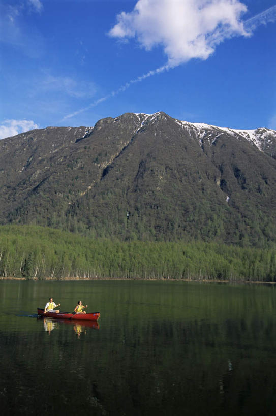 划船,西方人,两个人,坐,竖图,室外,白天,侧面,旅游,度假,湖,湖泊,石头,美景,森林,山,山脉,树林,水,植物,船,欧洲,美国,欧洲人,阴影,服装,光线,船桨,石子,影子,湖面,景观,山顶,山峰,水流,水面,云,云朵,木船,山峦,云彩,注视,休闲装,娱乐,树,树木,衣服,蓝色,绿色,白云,倒影,蓝天,天空,阳光,自然,交通工具,湖水,群山,天,观察,看,享受,休闲,休闲服,景色,放松,服饰,生长,晴朗,成长,观看,察看,倒映,北美,舟,北美洲,关注,自然风光,载具,美洲,沉积岩,阿拉斯加,阿拉斯加州,安克雷奇,北亚美利加洲,亚美利加洲,最后的边疆,午夜阳光之地,颠峰,极峰,荡舟,反照,水成岩,自治市,男人,男性,年轻男性,年轻女性,女人,女性,白种人,石块,岩石,晴空,坐着,半身,彩图