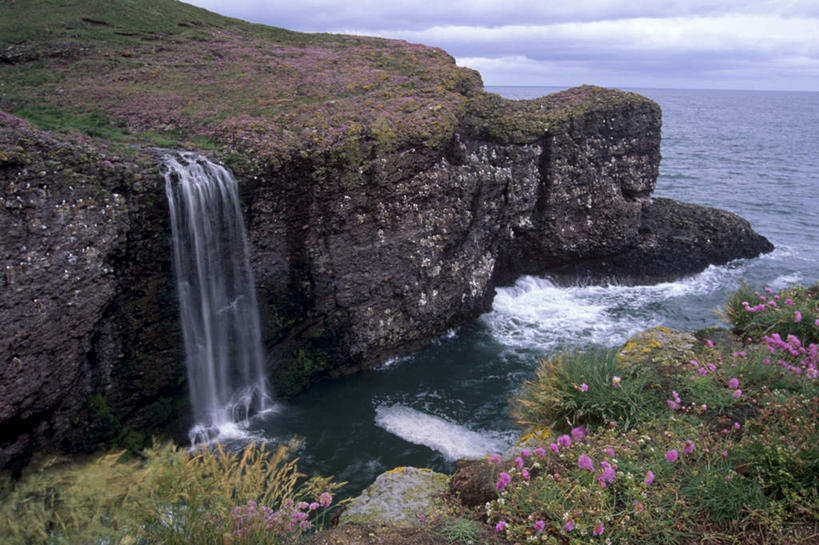 无人,横图,俯视,室外,白天,旅游,度假,石头,美景,瀑布,山,山脉,水,英国,欧洲,阴影,飞溅,朦胧,模糊,盛开,溅,光线,石子,液体,影子,景观,山峰,水滴,云,云朵,山峦,花蕾,云彩,娱乐,苏格兰,水珠,花,花瓣,花朵,鲜花,蓝色,白云,蓝天,天空,阳光,自然,群山,天,花苞,花蕊,享受,休闲,景色,放松,晴朗,西欧,喷洒,自然风光,大不列颠,大不列颠及北爱尔兰联合王国,大不列颠联合王国,日不落英帝国,苏格兰王国,阿伯丁,阿伯丁郡,跌水,石块,岩石,晴空,彩图,高角度拍摄