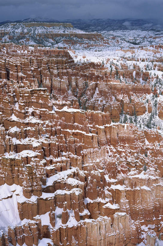 无人,公园,竖图,俯视,航拍,室外,白天,旅游,度假,石头,美景,山,山脉,美国,阴影,光线,石子,影子,景观,山峰,云,云朵,山峦,云彩,娱乐,蓝色,白云,蓝天,天空,阳光,自然,群山,天,享受,休闲,景色,放松,晴朗,连绵,北美,北美洲,国家公园,犹他州,绵延,鸟瞰,自然风光,美洲,北亚美利加洲,亚美利加洲,犹他,蜂窝之州,蜂房州,布莱斯国家公园,布莱斯峡谷,布莱斯峡谷国家公园,绵亘,石块,岩石,晴空,彩图,高角度拍摄
