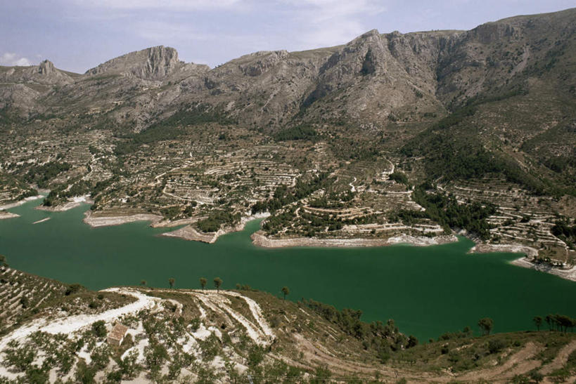 无人,横图,俯视,室外,白天,旅游,度假,草地,草坪,湖,湖泊,石头,美景,名胜古迹,山,山脉,水,植物,标志建筑,地标,建筑,西班牙,欧洲,阴影,波纹,遗迹,光线,石子,影子,湖面,景观,山峰,水流,水面,云,云朵,建筑群,涟漪,山峦,云彩,古迹,文物,娱乐,建设,古建筑,草,蓝色,绿色,白云,倒影,蓝天,水纹,天空,阳光,自然,波浪,湖水,群山,天,享受,休闲,旅游胜地,景色,放松,晴朗,连绵,倒映,绵延,南欧,自然风光,古文明,首府,加泰罗尼亚,水晕,西班牙王国,绵亘,反照,莱里达省,莱里达,石块,岩石,晴空,彩图,高角度拍摄