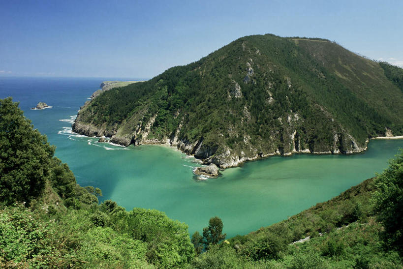 无人,横图,俯视,航拍,室外,白天,旅游,度假,石头,美景,森林,山,山脉,树林,植物,西班牙,欧洲,阴影,光线,石子,影子,景观,山峰,水平线,辽阔,海平线,山峦,娱乐,树,树木,蓝色,绿色,蓝天,天空,阳光,自然,群山,天,享受,休闲,广阔,景色,放松,生长,晴朗,成长,一望无际,鸟瞰,南欧,自然风光,万里无云,西班牙王国,无边无际,一马平川,加利西亚,加利西亚自治区,石块,岩石,晴空,晴空万里,彩图,高角度拍摄,水天相接,水天一线