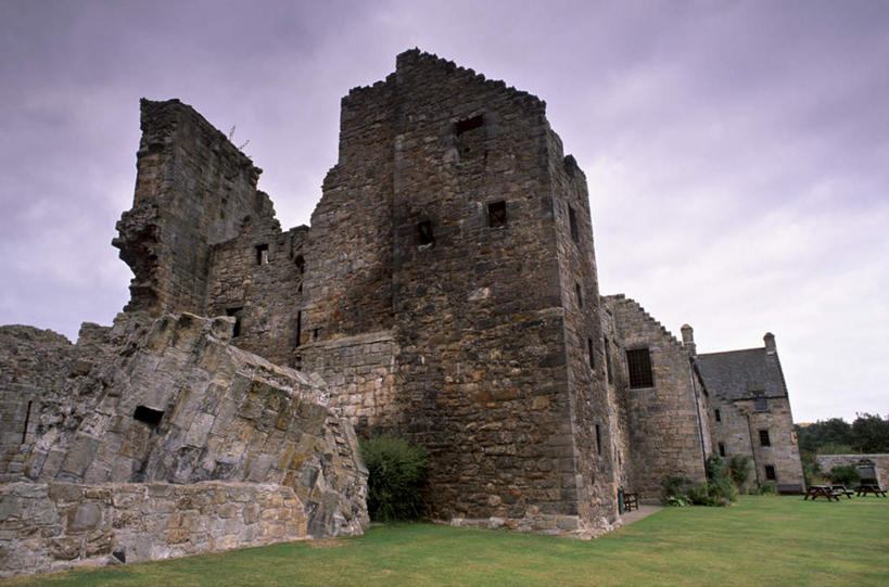 无人,横图,室外,白天,仰视,旅游,度假,草地,草坪,名胜古迹,植物,餐桌,桌子,标志建筑,地标,建筑,英国,欧洲,阴影,遗迹,光线,影子,堡垒,城堡,云,云朵,云彩,古迹,文物,娱乐,建设,古建筑,苏格兰,草,树,树木,蓝色,绿色,白云,蓝天,天空,阳光,自然,天,享受,休闲,旅游胜地,放松,生长,晴朗,成长,餐台,西欧,要塞,大不列颠,古文明,大不列颠及北爱尔兰联合王国,大不列颠联合王国,日不落英帝国,苏格兰王国,设防,法夫,晴空,彩图,低角度拍摄