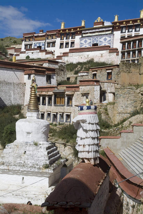 无人,家,寺庙,竖图,室外,白天,仰视,旅游,度假,草地,草坪,山,山脉,植物,标志建筑,地标,建筑,雕塑,中国,亚洲,阴影,节日,艺术,装饰,光线,雕刻,雕像,影子,房屋,屋子,山峰,云,云朵,塔,山峦,燃烧,云彩,文化,娱乐,建设,楼房,拉萨,西藏,住宅,草,树,树木,蓝色,绿色,白云,蓝天,天空,阳光,自然,香火,工艺品,庙宇,群山,天,祈祷,享受,休闲,健康,旅游胜地,放松,许愿,宗教,佛教,信仰,生长,晴朗,成长,纪念,华丽,修饰,祈求,美术,点缀,主题,藏,陈列,东亚,西藏自治区,首府,中华人民共和国,西南地区,功能,美学,衬托,美观,雅致,雅观,拉萨市,释教,达孜县,甘丹寺,达孜,平安,晴空,彩图,低角度拍摄,房子,庙,寺