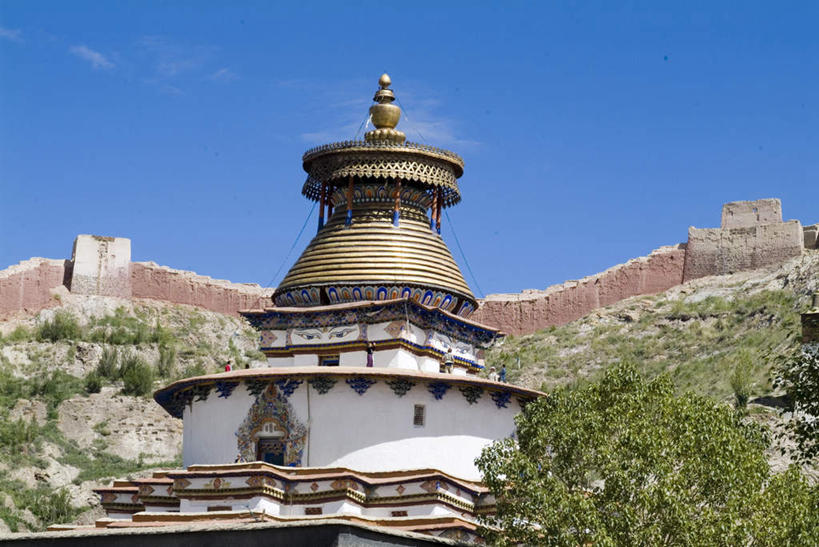 无人,寺庙,横图,室外,白天,仰视,旅游,度假,山,山脉,植物,标志建筑,地标,建筑,雕塑,中国,亚洲,阴影,节日,艺术,装饰,光线,雕刻,雕像,影子,墙,山峰,塔,山峦,燃烧,文化,娱乐,建设,西藏,墙壁,墙面,树,树木,蓝色,绿色,蓝天,天空,阳光,自然,香火,工艺品,庙宇,群山,天,祈祷,享受,休闲,健康,旅游胜地,放松,许愿,宗教,佛教,信仰,生长,晴朗,成长,纪念,华丽,修饰,祈求,美术,点缀,主题,藏,陈列,东亚,西藏自治区,日喀则,日喀则市,万里无云,中华人民共和国,白居寺,西南地区,功能,美学,衬托,美观,雅致,雅观,富丽,释教,华美,江孜,江孜县,平安,晴空,晴空万里,彩图,低角度拍摄,庙,寺