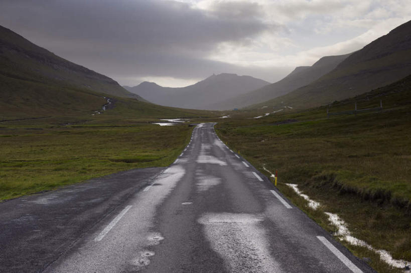 无人,横图,室外,白天,正面,旅游,度假,草地,草坪,美景,山,山脉,植物,雾,道路,路,公路,丹麦,欧洲,阴影,朦胧,模糊,光线,影子,景观,山峰,云,云朵,交通,山峦,云彩,娱乐,草,树,树木,蓝色,绿色,白云,蓝天,天空,阳光,自然,群山,天,享受,休闲,景色,放松,生长,晴朗,成长,迷雾,自然风光,北欧,丹麦王国,法罗群岛,大雾,晴空,马路,彩图