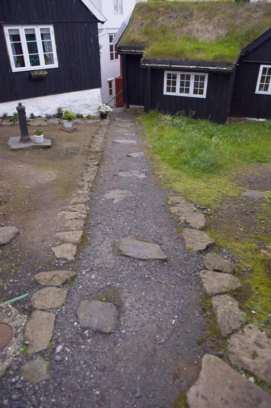 无人,家,竖图,室外,白天,正面,旅游,度假,草地,草坪,石头,美景,植物,道路,路,丹麦,欧洲,阴影,光线,盆栽,石子,影子,房屋,屋顶,屋子,景观,小路,盆景,交通,顶棚,娱乐,楼房,住宅,草,树,树木,绿色,黑色,阳光,自然,草皮,享受,休闲,景色,放松,生长,成长,自然风光,北欧,首府,丹麦王国,法罗群岛,托尔斯港,石块,岩石,彩图,房子