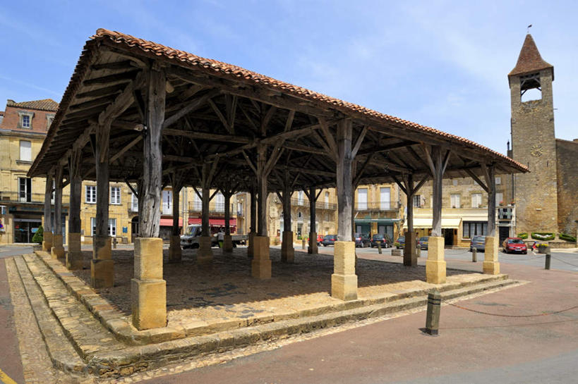 无人,横图,室外,白天,仰视,旅游,度假,标志建筑,地标,建筑,汽车,法国,欧洲,阴影,光线,木制,影子,柱子,云,云朵,塔,市场,云彩,娱乐,建设,车,蓝色,白云,蓝天,天空,阳光,木制品,交通工具,轿车,天,享受,休闲,旅游胜地,放松,晴朗,载具,法兰西共和国,阿基坦,法兰西第五共和国,多尔多涅省,亚魁当,阿基坦大区,多尔多涅,晴空,彩图,低角度拍摄